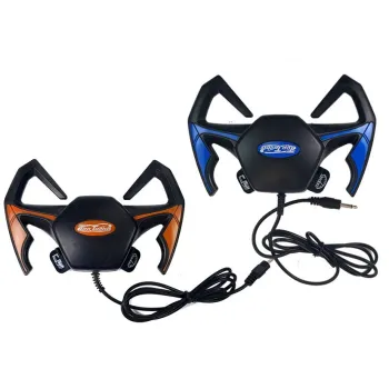 Elementy toru wyścigowego z kontrolerami do sterowania autkami