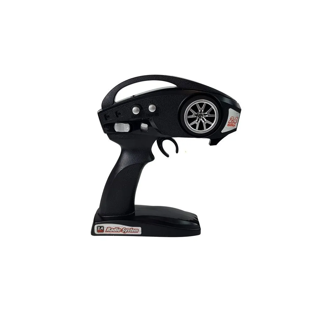 Zbliżenie na gumowe bieżnikowane opony auta terenowego RC