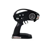 Zbliżenie na gumowe bieżnikowane opony auta terenowego RC