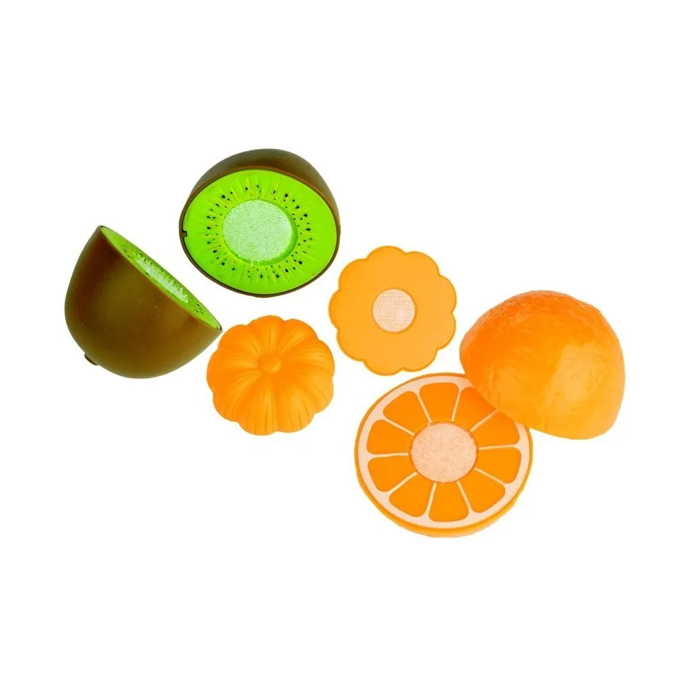 Tacka z mini warzywami, owocami i akcesoriami do kuchni dziecięcej