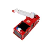 Realistyczny czerwony wóz strażacki R/C z pilotem na białym tle