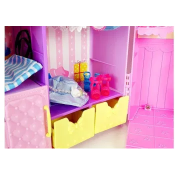 Szafa z akcesoriami, lustrem i lalką do zabawy modą