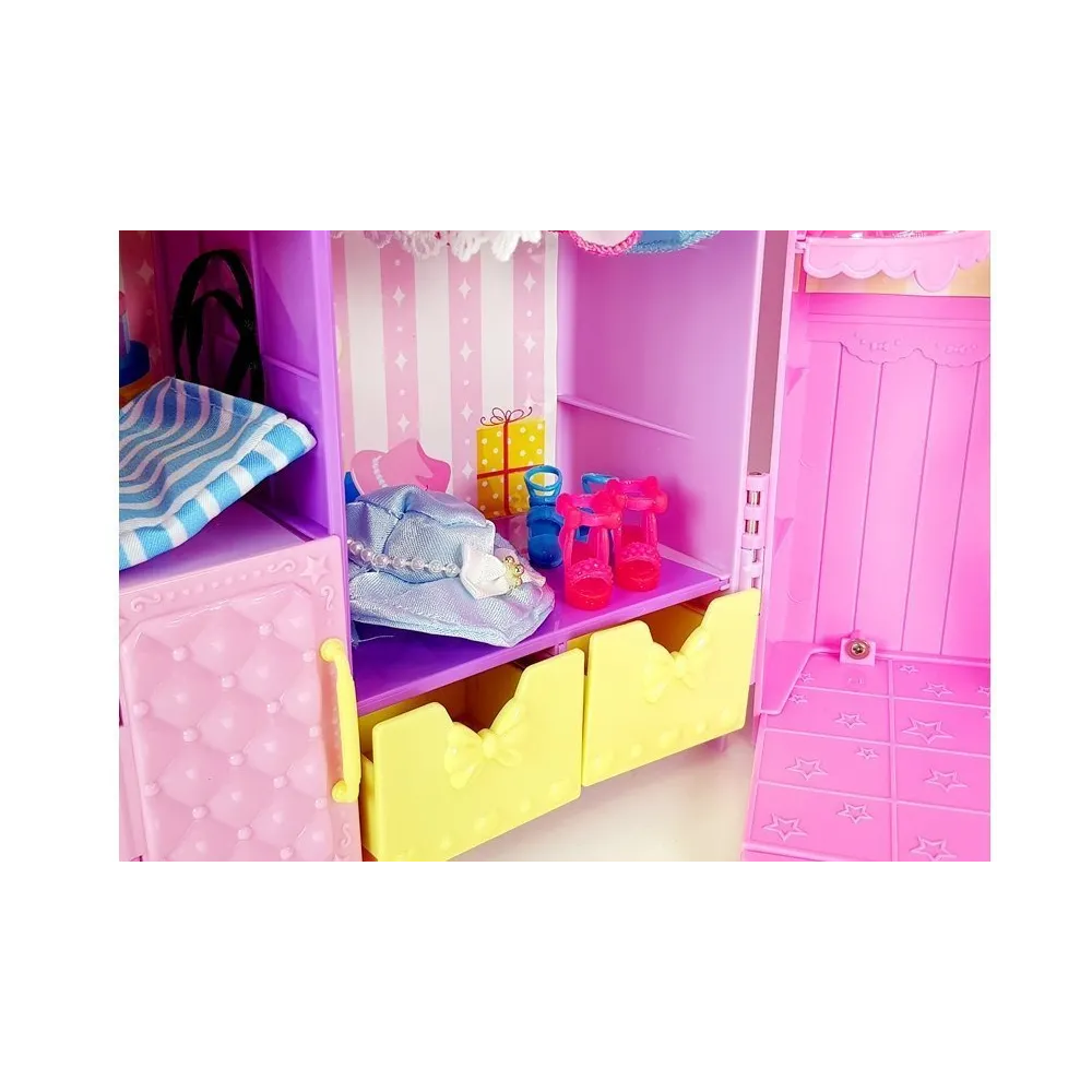 Szafa z akcesoriami, lustrem i lalką do zabawy modą