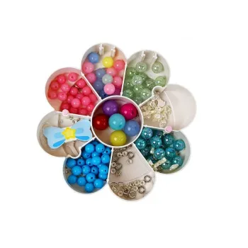 Kolorowe koraliki w estetycznym pudełku na prezent