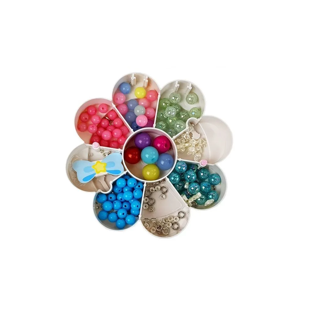 Kolorowe koraliki w estetycznym pudełku na prezent