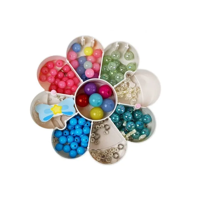 Kolorowe koraliki w estetycznym pudełku na prezent