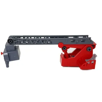 dziecko bawi się śrubokrętem i śrubkami w zestawie strażackim