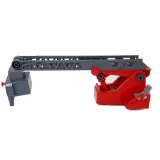 dziecko bawi się śrubokrętem i śrubkami w zestawie strażackim