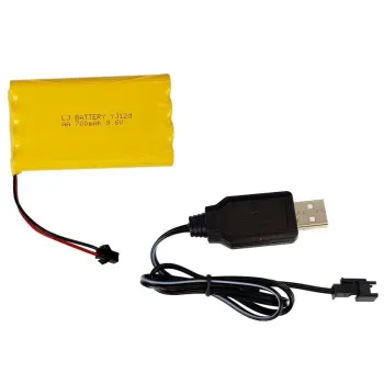 Zdalnie sterowany czołg na tle zabawkowych żołnierzy i akcesoriów