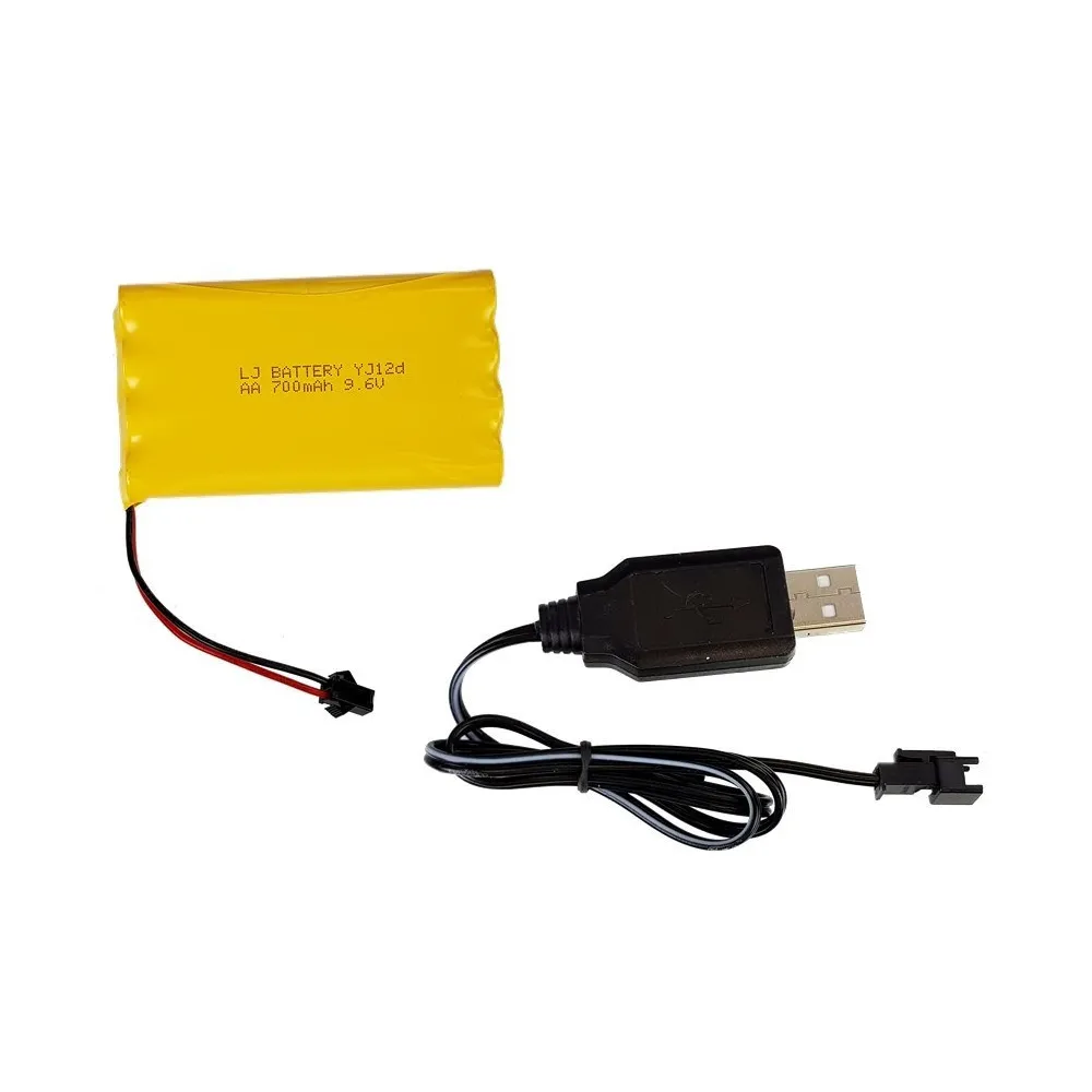 Zdalnie sterowany czołg na tle zabawkowych żołnierzy i akcesoriów