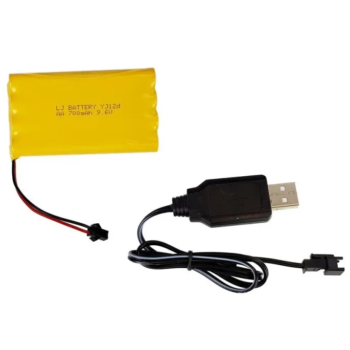 Zdalnie sterowany czołg na tle zabawkowych żołnierzy i akcesoriów