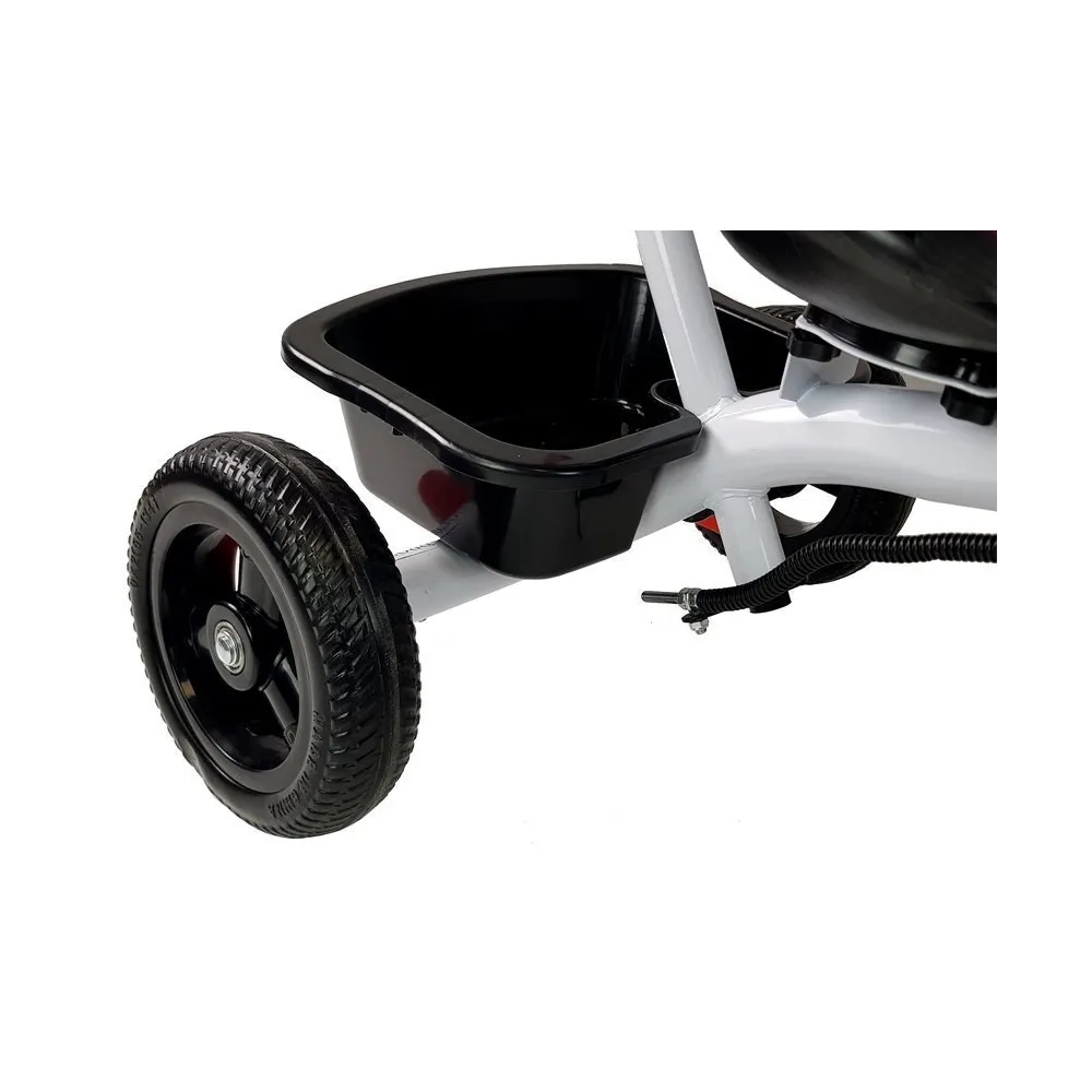 Widok na rowerek trójkołowy czerwony z profilu podczas spaceru