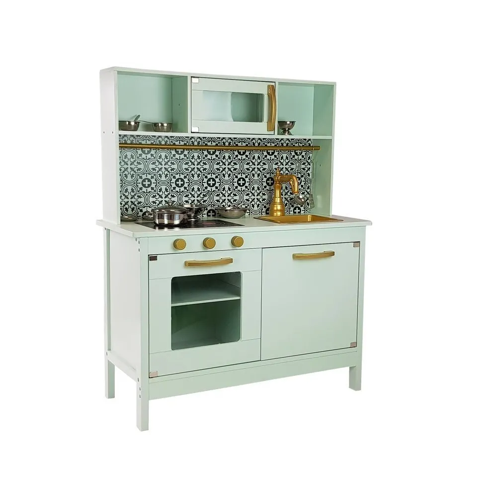 Solidna kuchnia z drewna z funkcjonalnymi półkami i szafkami