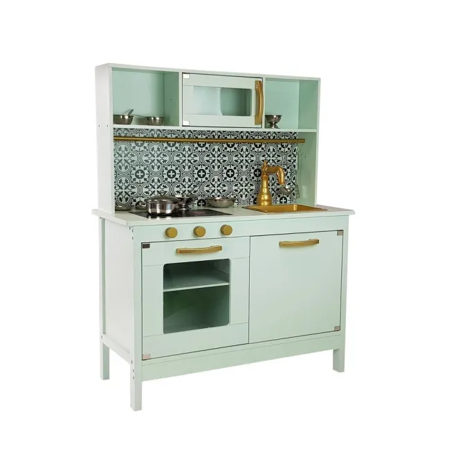 Solidna kuchnia z drewna z funkcjonalnymi półkami i szafkami