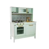 Solidna kuchnia z drewna z funkcjonalnymi półkami i szafkami