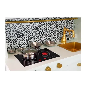 Kuchnia drewniana z dużą ilością akcesoriów i realistycznymi detalami