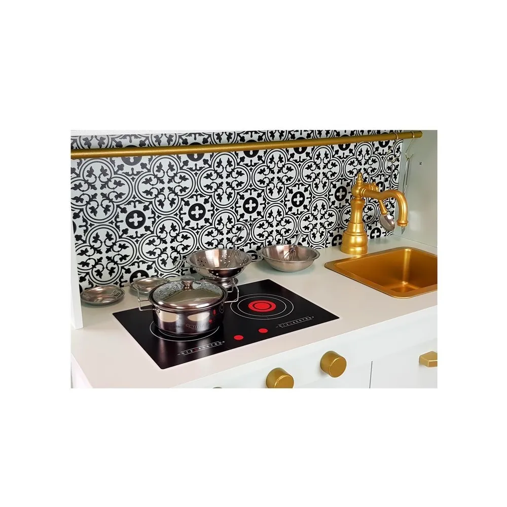 Kuchnia drewniana z dużą ilością akcesoriów i realistycznymi detalami