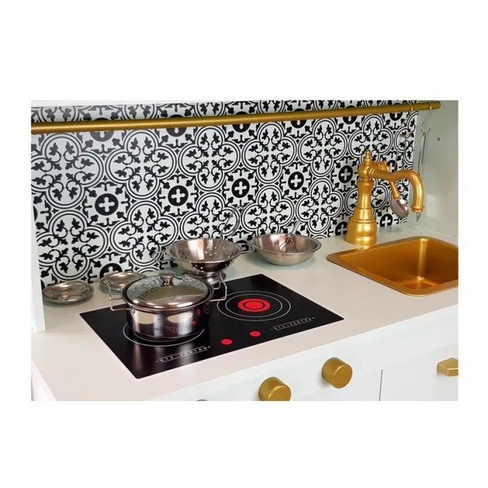 Kuchnia drewniana z dużą ilością akcesoriów i realistycznymi detalami