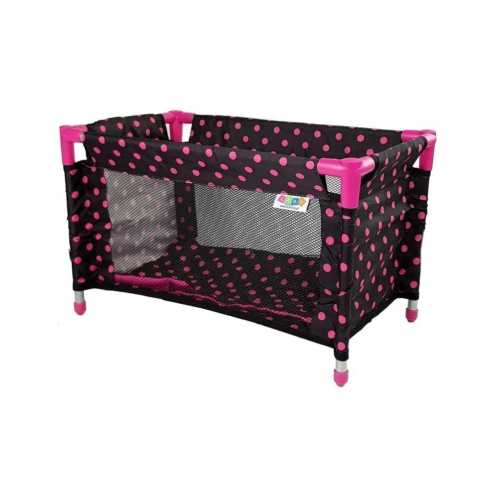 Łóżeczko Alice dla lalek w czarne tło z różowymi kropkami – widok z boku