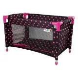 Łóżeczko Alice dla lalek w czarne tło z różowymi kropkami – widok z boku