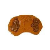 Brązowy dinozaur z czerwonymi, świecącymi oczami na tle białym