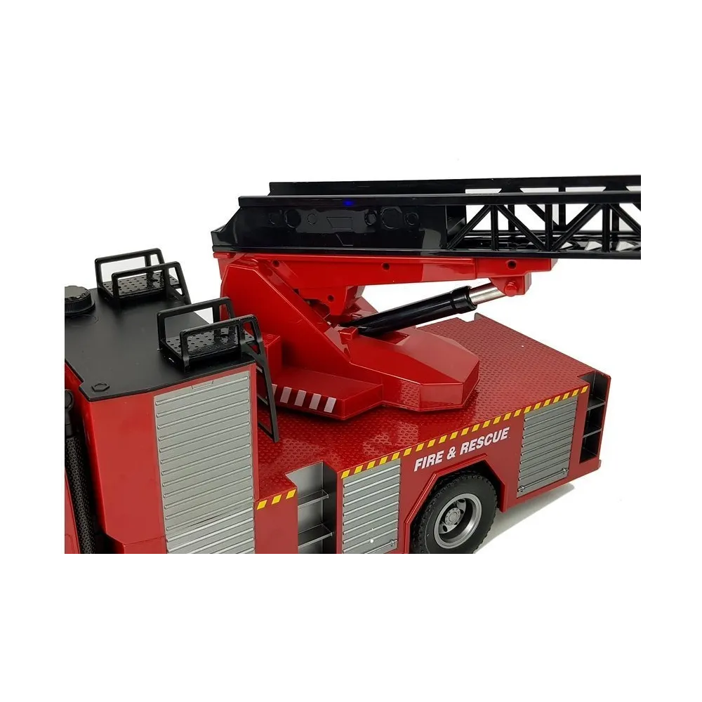 Straż pożarna RC Huina 1561 z podniesioną drabiną gotową do akcji