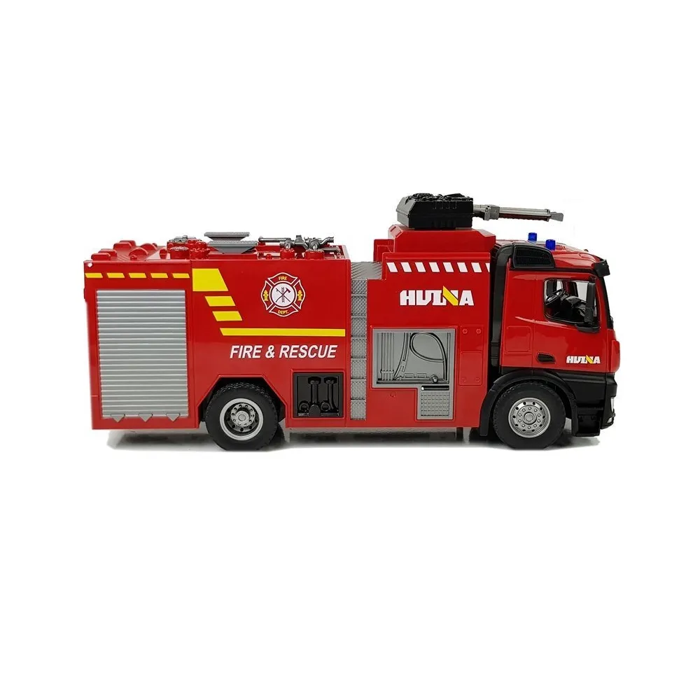 Zbliżenie na realistyczne detale zdalnie sterowanego wozu strażackiego