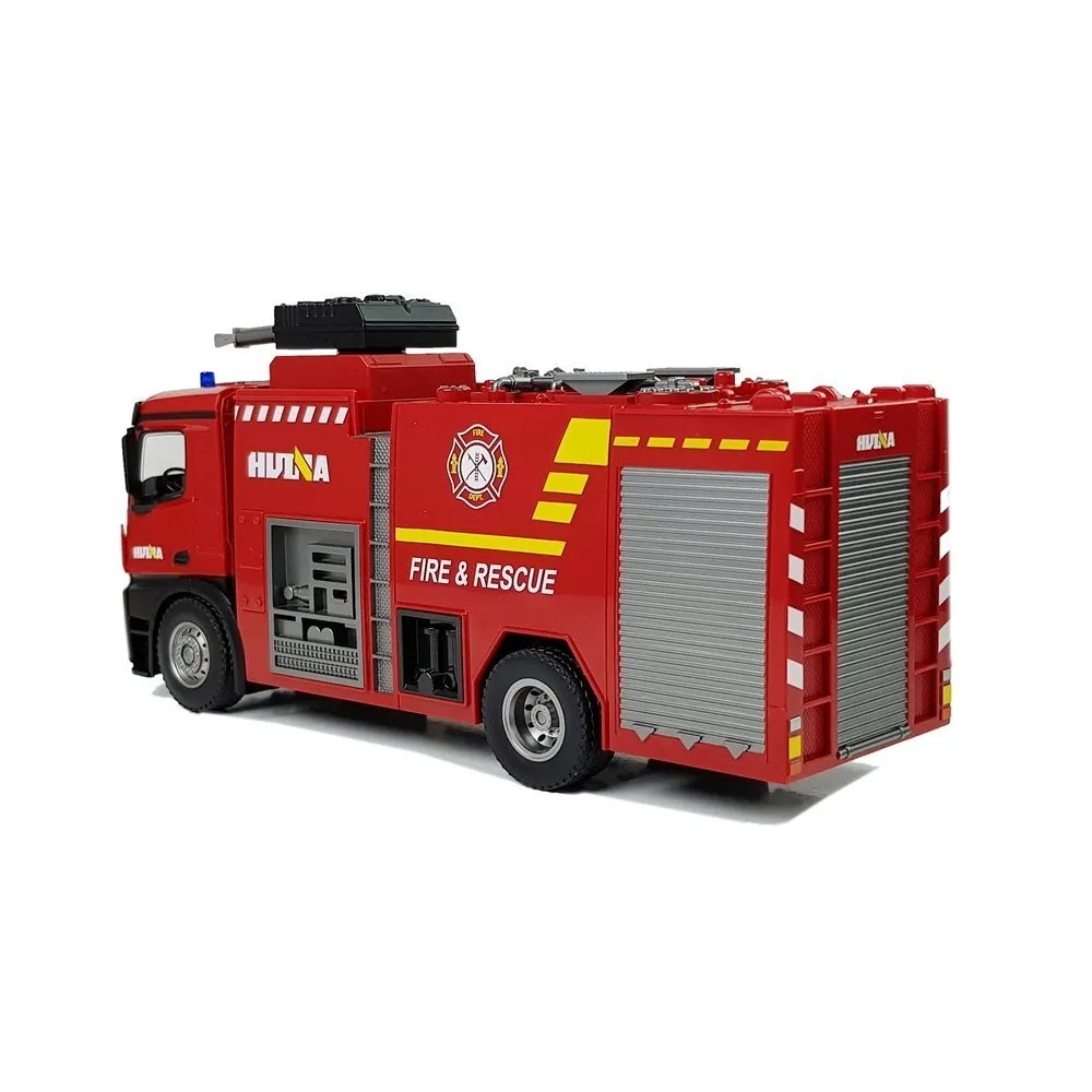 Wóz strażacki na dużych kołach z sygnałami świetlnymi i dźwiękowymi