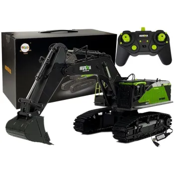 Model zielonej koparki HuiNa 1593 R/C na białym tle