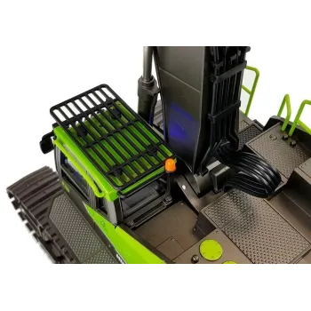 Zielona zdalnie sterowana koparka podczas zabawy na podwórku