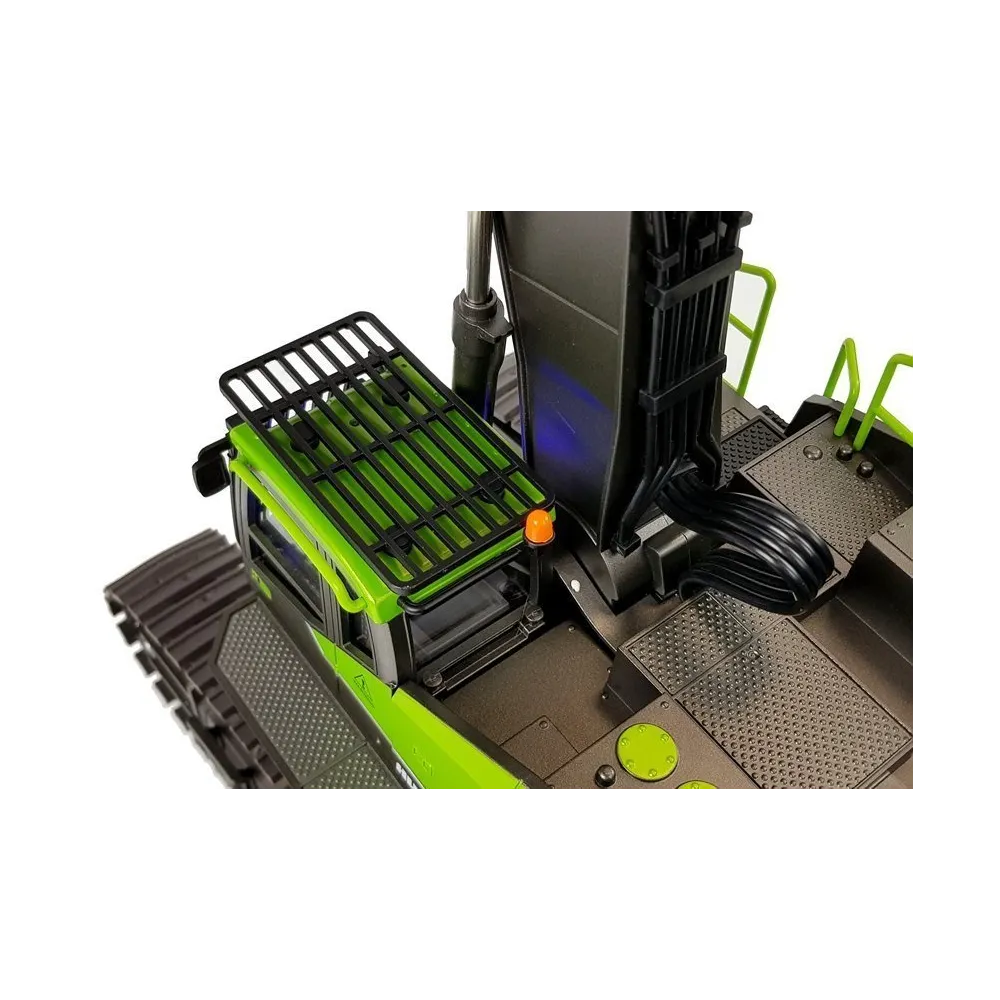 Zielona zdalnie sterowana koparka podczas zabawy na podwórku