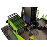 Zielona zdalnie sterowana koparka podczas zabawy na podwórku