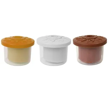 Atrakcyjny toster i cztery kolory ciastoliny z foremkami i sztućcami