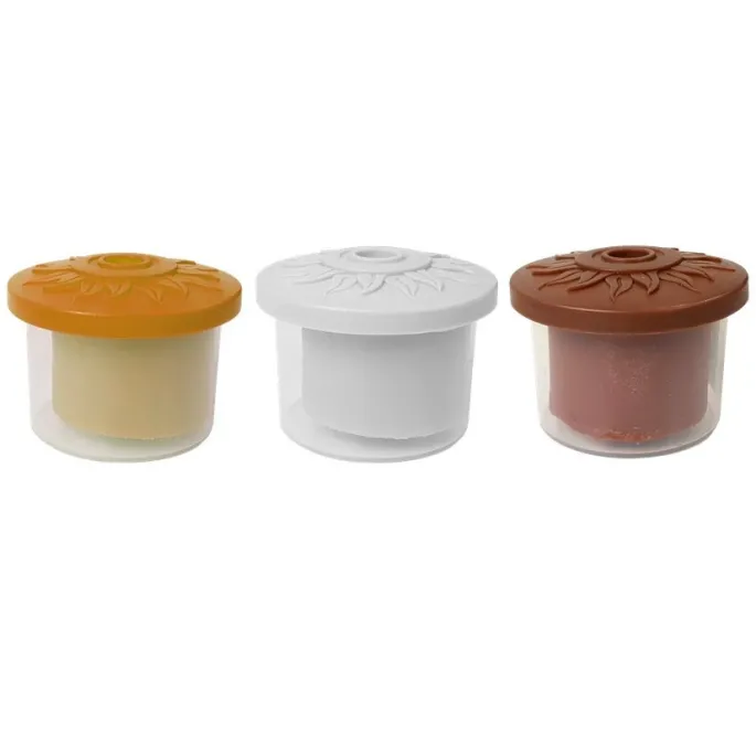 Atrakcyjny toster i cztery kolory ciastoliny z foremkami i sztućcami