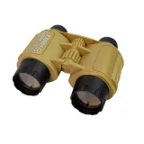 Lornetka i kompas z zestawu militarnego na tle jasnozielonych dodatków