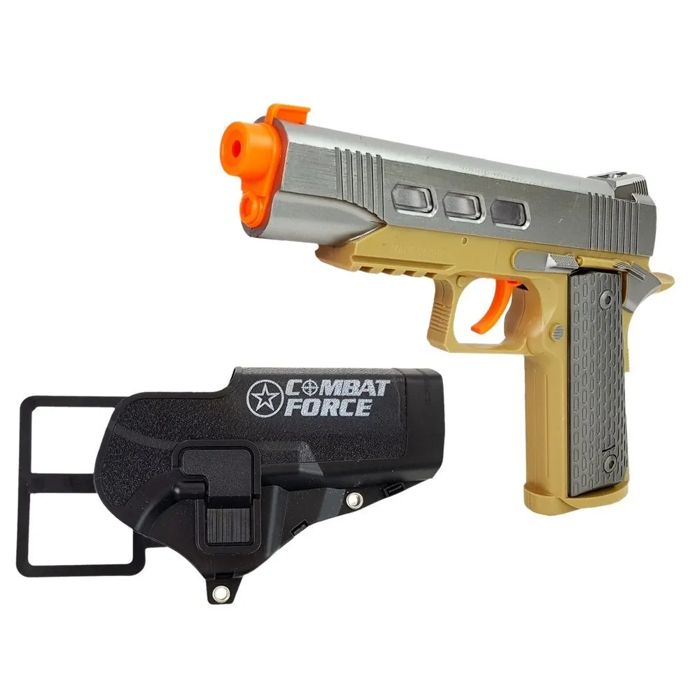 Elementy zestawu wojskowego rozłożone na białym tle