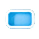 Dzieci korzystające z rodzinnego basenu dmuchanego w ciepły dzień