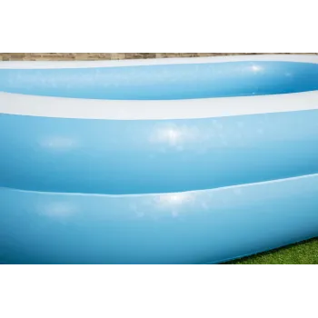 Akcesoria do basenu dmuchanego Bestway widoczne na tle basenu