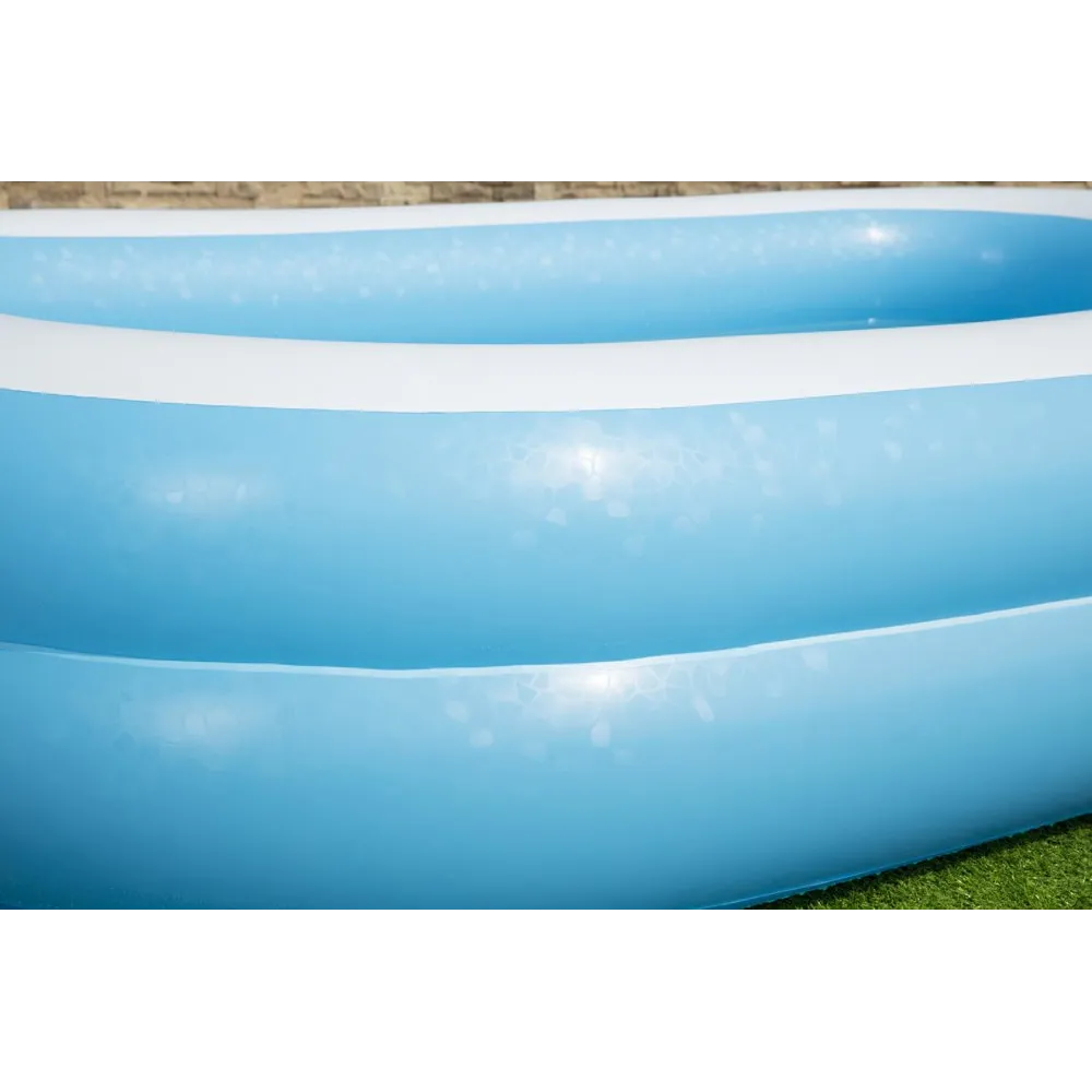 Akcesoria do basenu dmuchanego Bestway widoczne na tle basenu