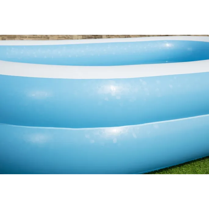 Akcesoria do basenu dmuchanego Bestway widoczne na tle basenu