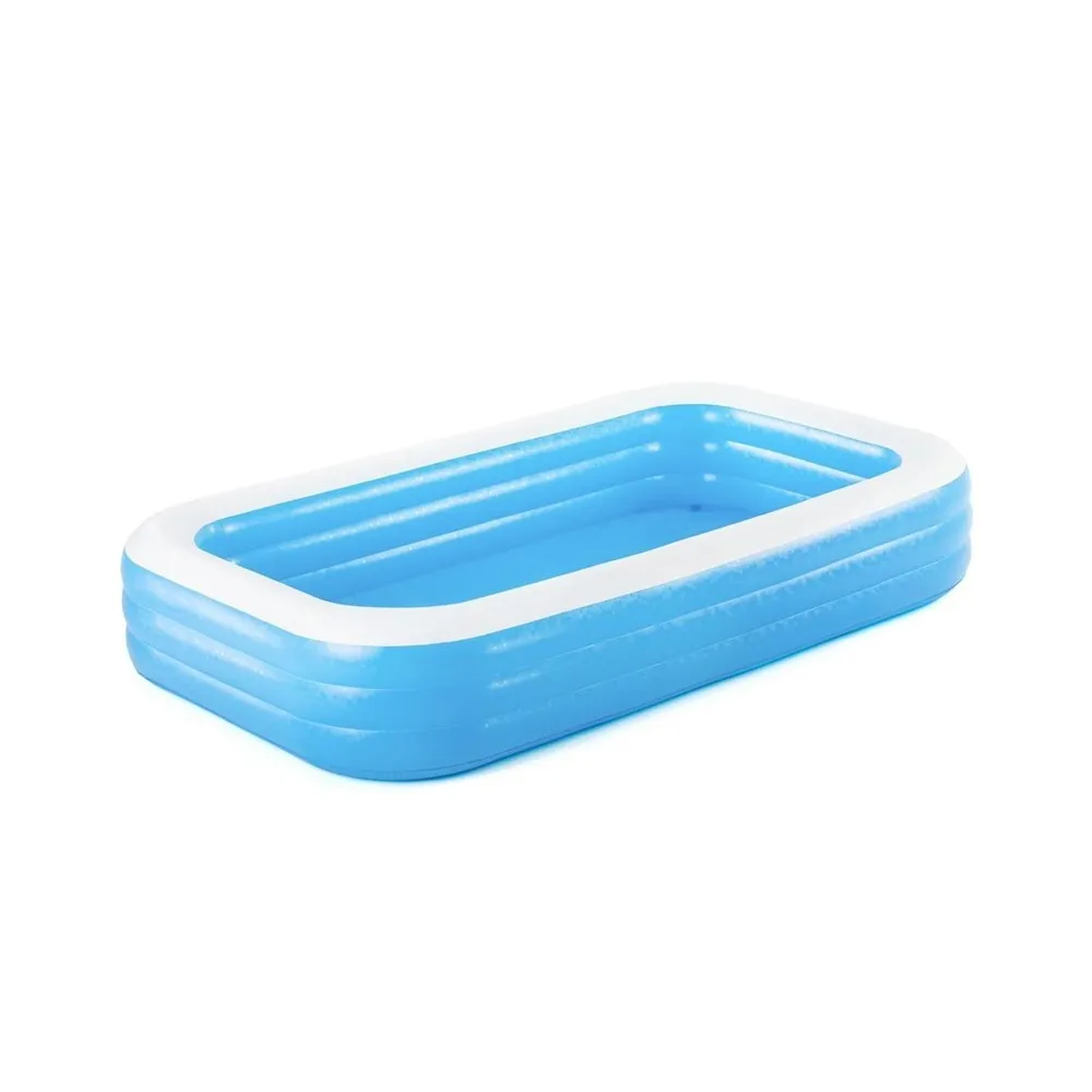 Dzieci bawiące się w dużym basenie dmuchanym w ogrodzie