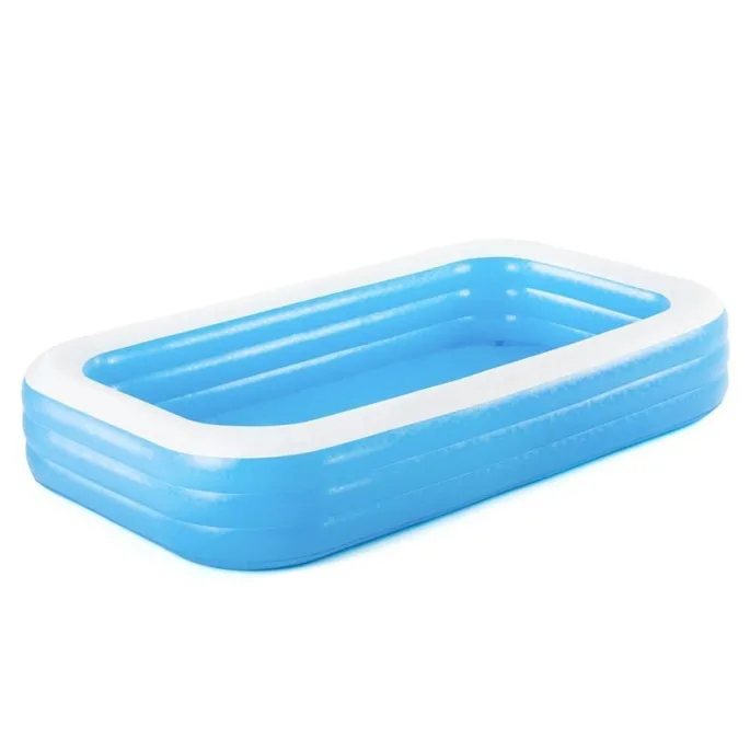 Dzieci bawiące się w dużym basenie dmuchanym w ogrodzie