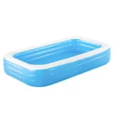 Dzieci bawiące się w dużym basenie dmuchanym w ogrodzie