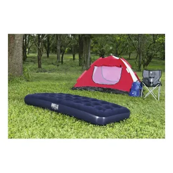 Materac dmuchany granatowy jednoosobowy ustawiony w plenerze obok namiotu