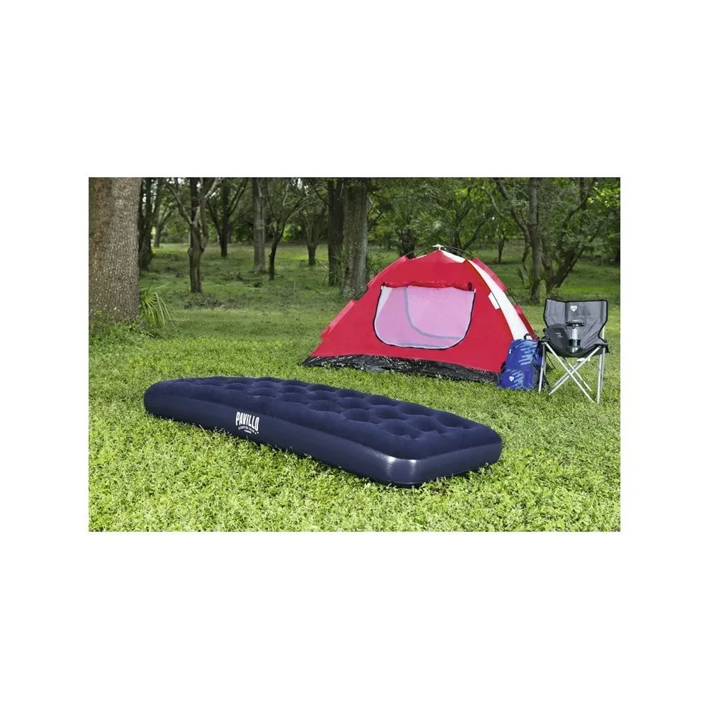 Materac dmuchany granatowy jednoosobowy ustawiony w plenerze obok namiotu