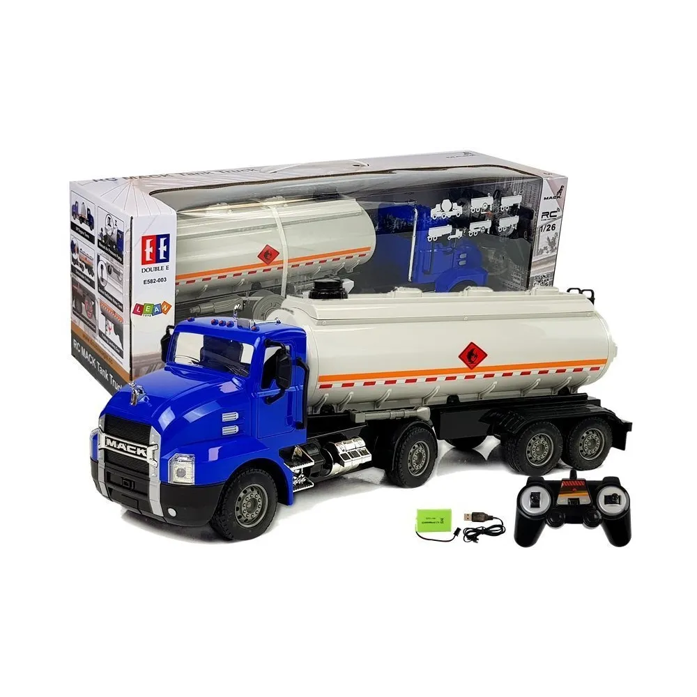 Ciężarówka cysterna z pilotem na białym tle