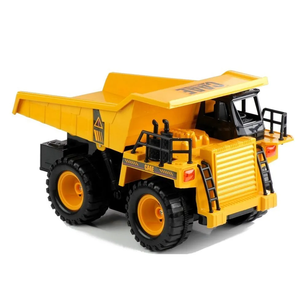 Realistyczna wywrotka RC podczas podnoszenia paki