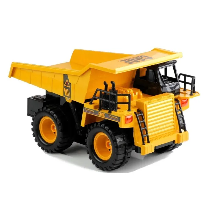 Realistyczna wywrotka RC podczas podnoszenia paki