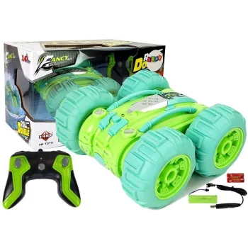 Zielona amfibia RC dwustronna podczas jazdy po lądzie