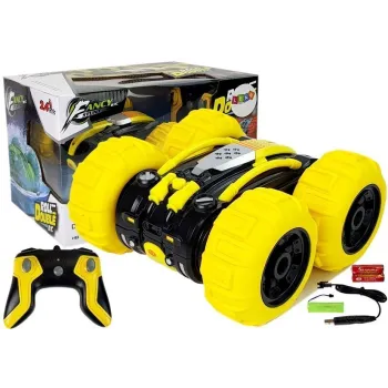 Żółta amfibia zdalnie sterowana podczas jazdy po trawie